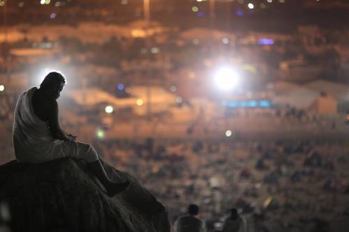 Fedeli musulmani in preghiera nella Pianura di Arafat