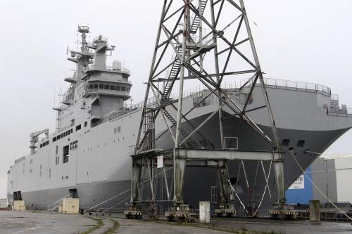 Una delle due Mistral vendute agli egiziani all'ancora al cantiere di Saint Nazaire