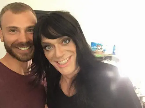 Max Pezzali si traveste da donna per promuovere il nuovo tour