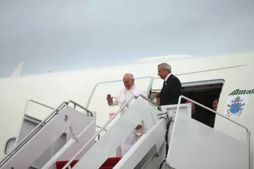 Tutte le persone che accompagnano il Papa