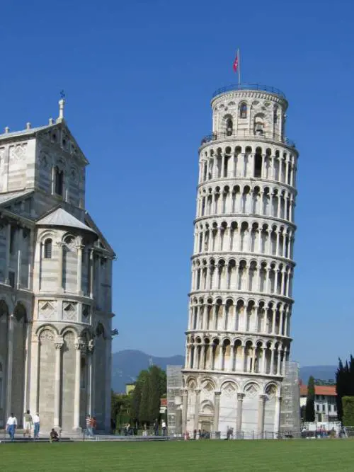 "Immaginati un mago con un solo trucco. O una televisione con un canale. Se lo trovi eccitante e pensi che valga un viaggio allora vai a vedere la mal costruita Torre di Pisa. La trovi come giri l'angolo per accedere alla piazza. Ed è tutto qui"