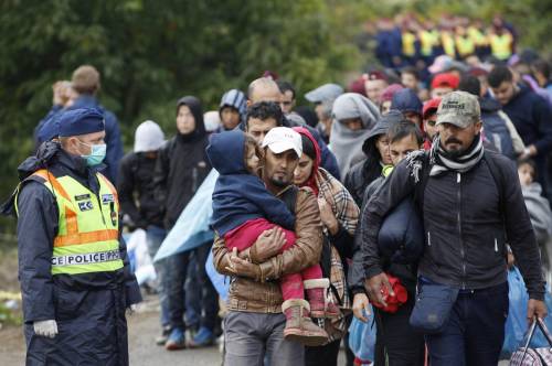 Tusk: "12 milioni di profughi pronti ad arrivare in Europa"