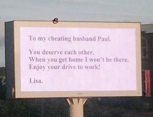 Una moglie vendica il tradimento con un enorme cartellone pubblicitario