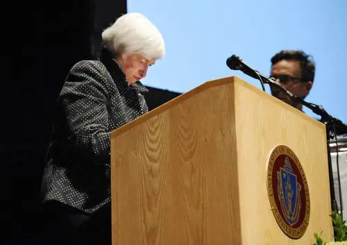 Janet Yellen ha un malore durante il suo discorso all'università