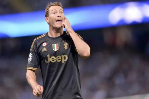 Dani Alves mette alla porta Lichtsteiner: l'Inter ci pensa