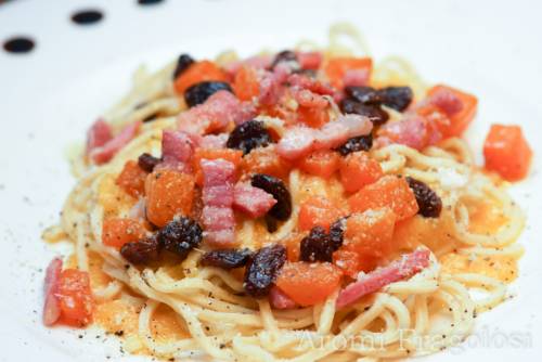 Tagliolini con zucca, pancetta e uva sultanina