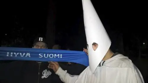 Finlandia, pietre e vestiti da Ku Klux Klan contro i profughi