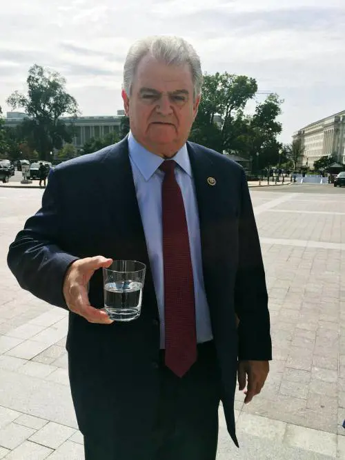 Il deputato beve dal bicchiere del Papa