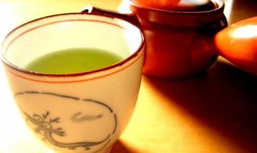 Beve tre tazze di tè verde al giorno per due mesi per dimagrire e contrae l'epatite