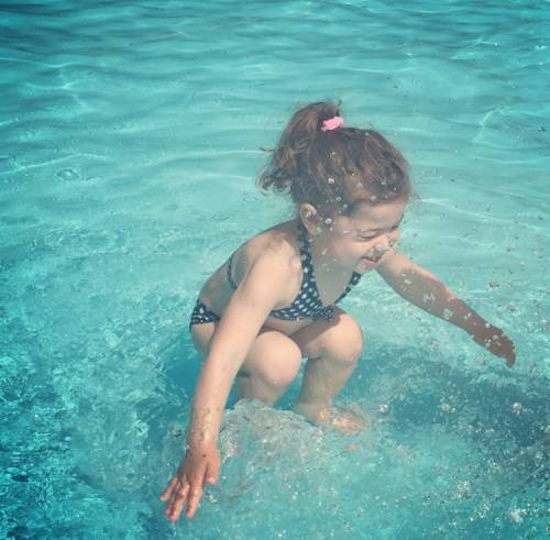 La nuova foto che fa impazzire il web: la bambina è dentro o fuori dall'acqua?