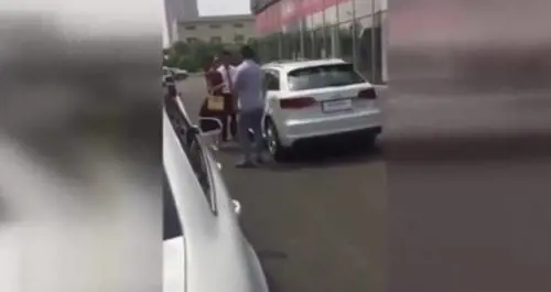 Ruba un'auto dalla concessionaria dopo che il compagno si rifiuta di comprarla