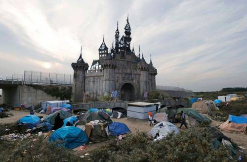 Dismaland, il luna park di Banksy ricollocato a Calais per i migranti