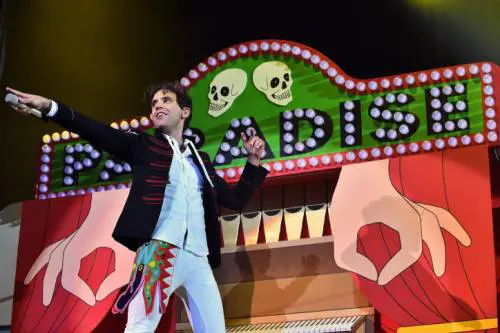 Mika, lo "scroto" su Twitter e lo sfottò di Fedez