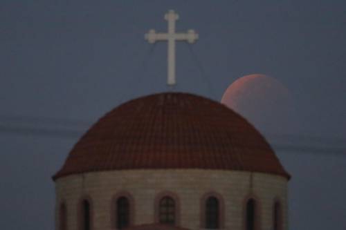 Una notte di luna rossa: ecco l'eclissi nel mondo