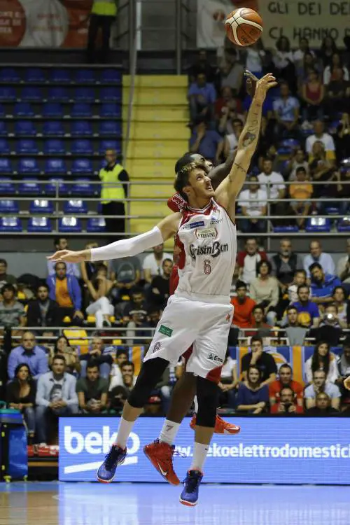 Basket, supercoppa a Reggio. Sconfitta l'Armani in finale