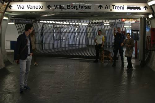 Roma, metro a pezzi: crolla il controsoffitto