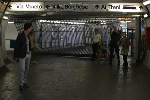 Roma, metro a pezzi: crolla il controsoffitto