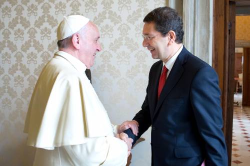 Un "finto Renzi" strappa la verità su Marino. Mons. Paglia: si è imbucato