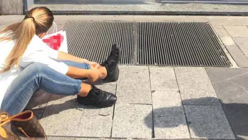 In Corso Garibaldi s'impara "il ballo della mattonella". E qualcuno ci lascia pure la caviglia...