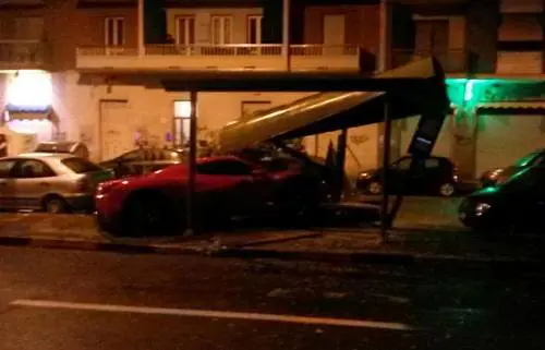 Caceres si schianta in Ferrari contro la pensilina dell'autobus. Juve: "Fuori squadra"