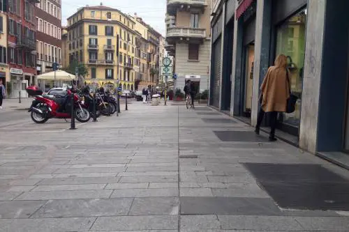 Troppi rumori in piazza. Pioggia di candeggina sui clienti di un locale