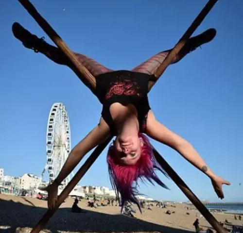 Street pole dance: la moda tra le ragazze