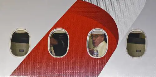 Uomo armato sulla pista del Jfk, cercava di raggiungere il Papa