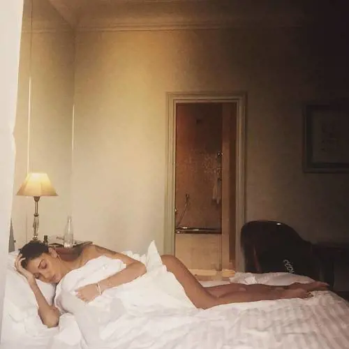 Belen Rodriguez ha l'influenza, su Facebook la foto mezza nuda
