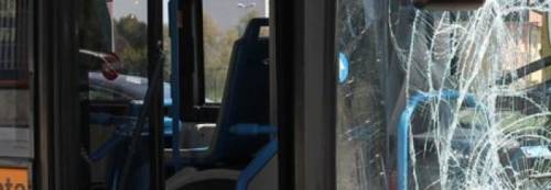 "Fammi scendere" ma non c'è fermata: rumeno distrugge a calci ​il parabrezza dell'autobus