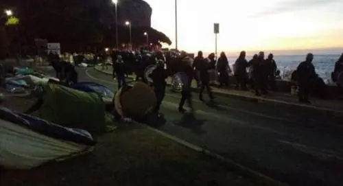 Migranti sugli scogli a Ventimiglia