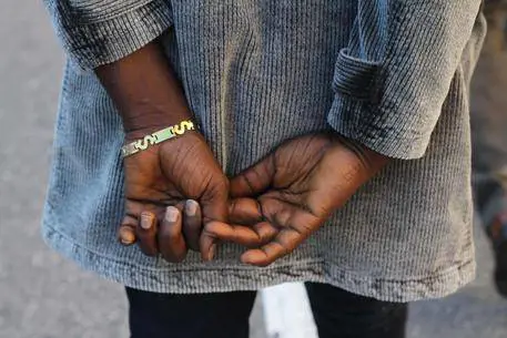 Lei gli insegna italiano, profugo molesta la prof: arrestato