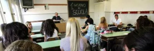 Ragazzo gay lasciato in corridoio. Il preside : "Sui social una foto lo ritrae durante atto sessuale"