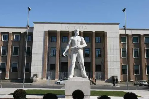 Il Pd lancia il candidato sindaco in "camicia nera"