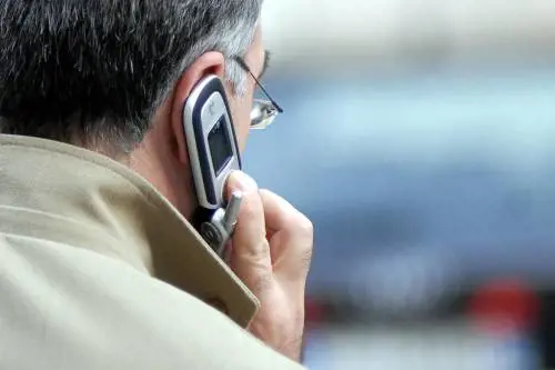 Cellulare, torna l'allarme: "Causano tumori al cervello"