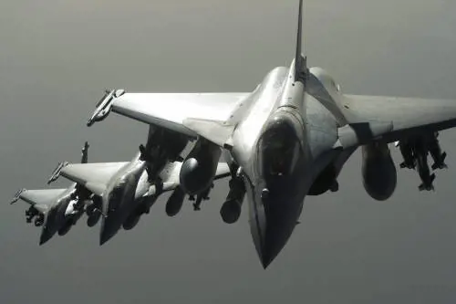 Raid russi in Siria contro lo Stato islamico. Usa: "Si fermi"