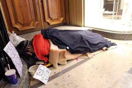 Un senzatetto in un'immagine d'archivio