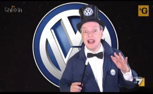 Dado canta "Bibidi-bobidi-bù, l'auto con la doppia vù"