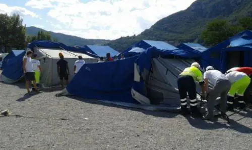 Profughi, bottiglie di urina contro le tende dei migranti