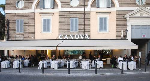Roma, i ristoratori infuriati: "I vigili vietano i piatti sui tavoli"