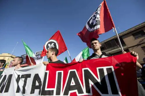 "Strappate i cartelli di CasaPound". Poi li aggrediscono