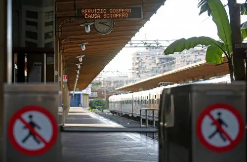 L'interno della stazione Ostiense vuota a causa dello sciopero