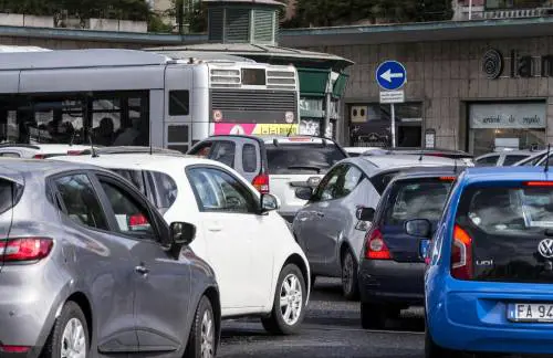 Inscatolati in auto nella colonna di agosto. È la grande migrazione del Quarto Stato