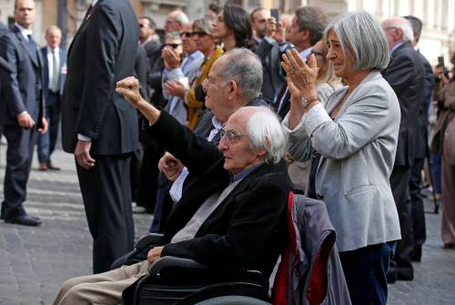 L'ultimo schiaffo alla storia: torna di moda il pugno chiuso
