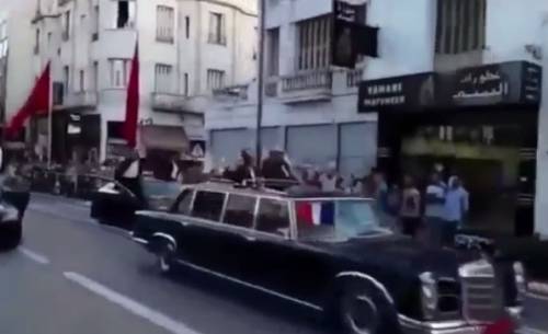 Un'auto del corteo di Hollande travolge un uomo