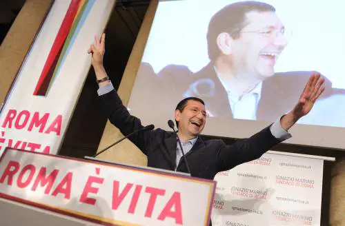 Marino spende i soldi dei romani. E gli agenti invece fanno la colletta