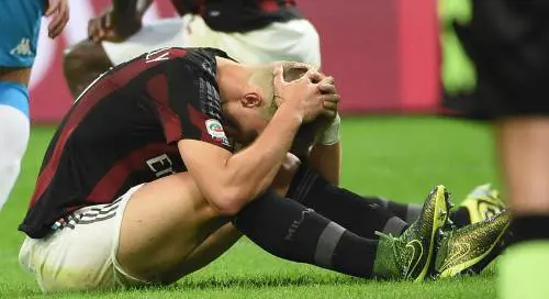 Il Napoli travolge il Milan, viola primi dopo 16 anni