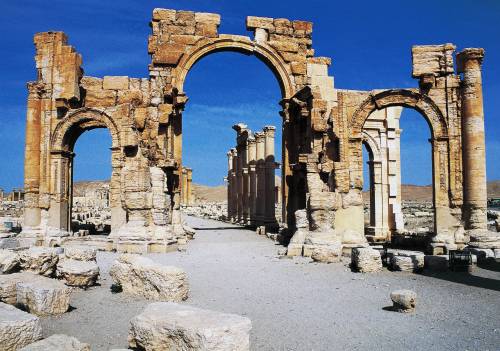 Nuova distruzione a Palmira. Isis rade al suolo l'Arco di Trionfo