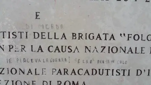 Roma, sfregiata la lapide di David Tobini