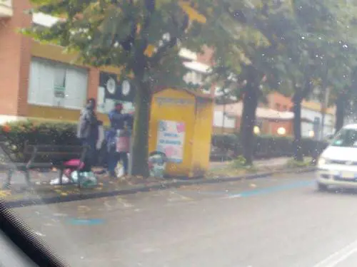 Profughi in rivolta: rubano ai poveri e gettano il cibo: "Portateci la pizza"