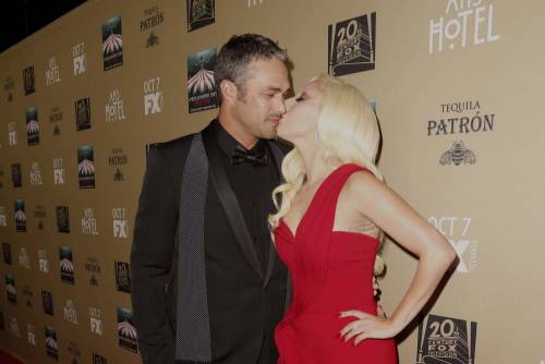 Lady Gaga, spacco mozzafiato e baci al fidanzato sul red carpet